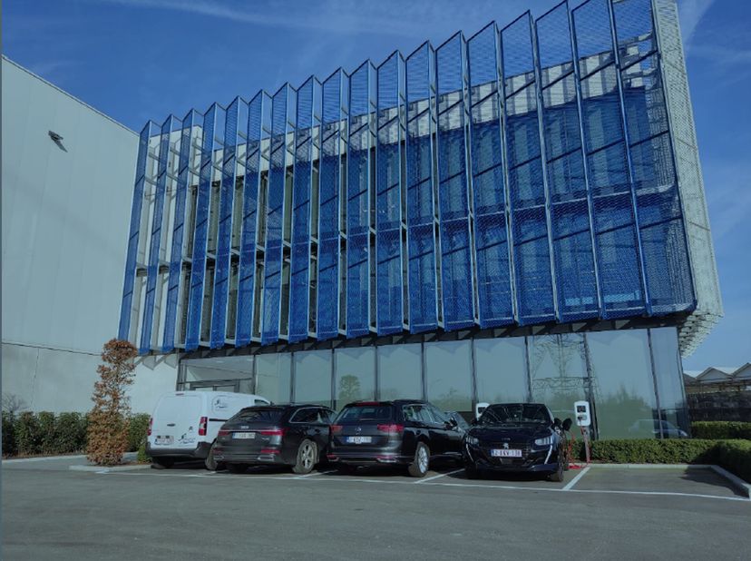 Dit moderne en energiezuinige kantoor van 236 m² is meteen beschikbaar en ideaal voor een vlotte opstart. Gelegen op een strategische locatie, biedt h