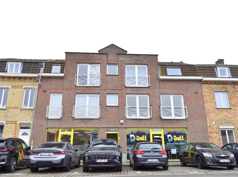 Dit appartement is ideaal voor wie een vlotte bereikbaarheid belangrijk is. Gelegen pal aan het station van Bissegem, geniet je van een uitstekende tr