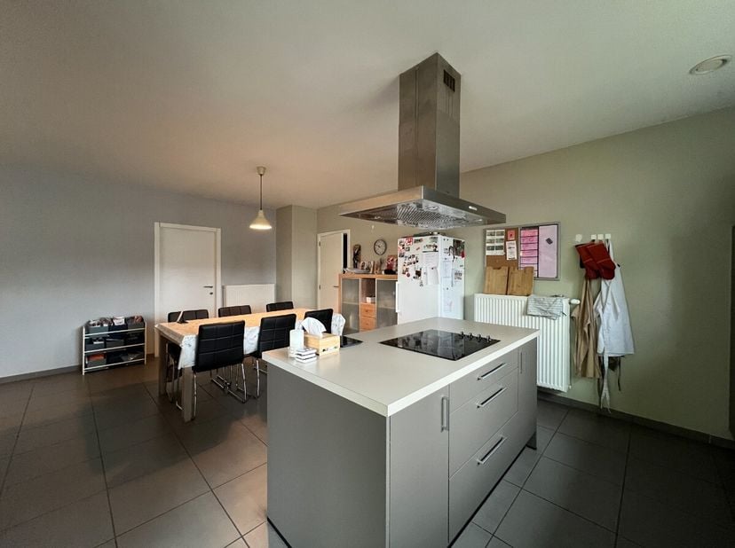 Gelijkvloers appartement met drie slaapkamers, overdekt terras en tuinIndeling: inkomhal, slaapkamer/bureau, toilet, woonkamer met keuken en schuifram