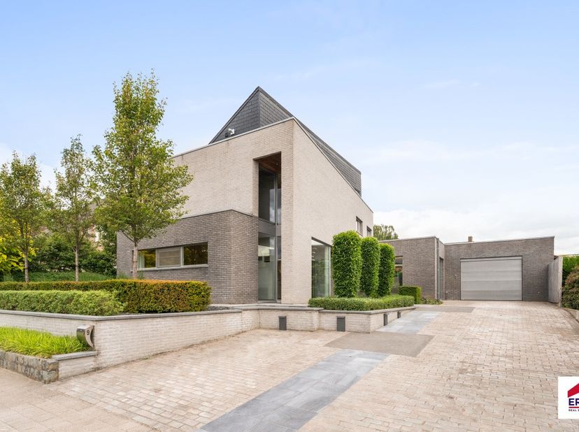 [[ DIT PAND NEEMT DEEL AAN DE ERA OPEN HUIZEN DAG OP 14/6 VAN 11:00 TOT 12:00 ]] Exclusieve villa met luxe afwerking, 4 slpks, praktijkruimte en tuin