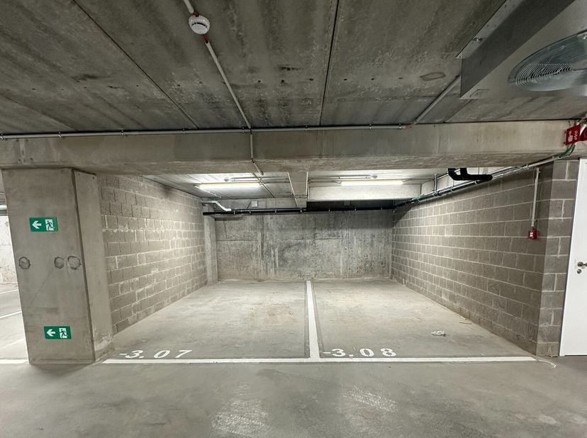 Autostaanplaatsen te huur in beveiligde ondergrondse parking van site Keizerpoort.&lt;br /&gt;
PP-3.008: 16.94 m²&lt;br /&gt;
PP-3.025: 17.59 m²&lt;br /&gt;
PP-3.041: 1