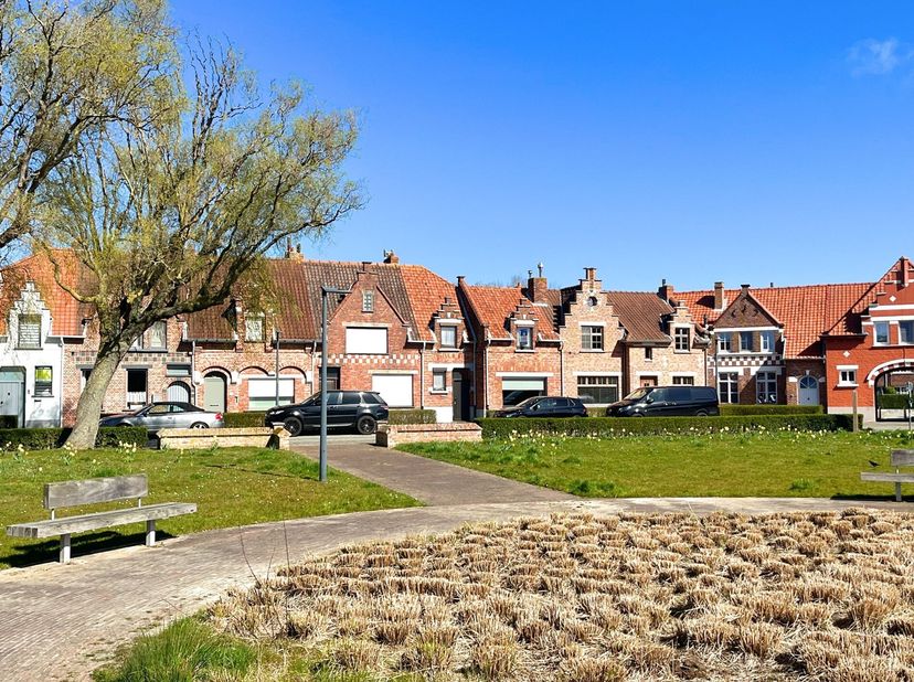 Interessante woning met dubbele garage gelegen op het Admiraal Keyesplein, een gezellig en sfeervol plein in het hart van het dorp van Zeebrugge. Pitt