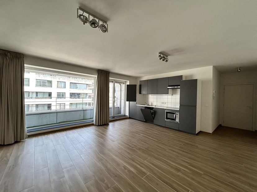 BRUXELLES - au cur de la ville historique, proche de la place de Brouckère et de la Grand Place. Ce lumineux APPARTEMENT (2ch/1br/1sdd/1sdb) situé au