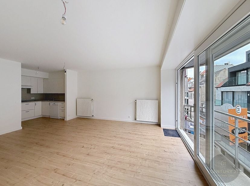 Dit appartement is gelegen op het derde verdiep van een kleinschalige residentie te centrum Heist. Op wandelafstand van Zeedijk, grootwarenhuizen, bak