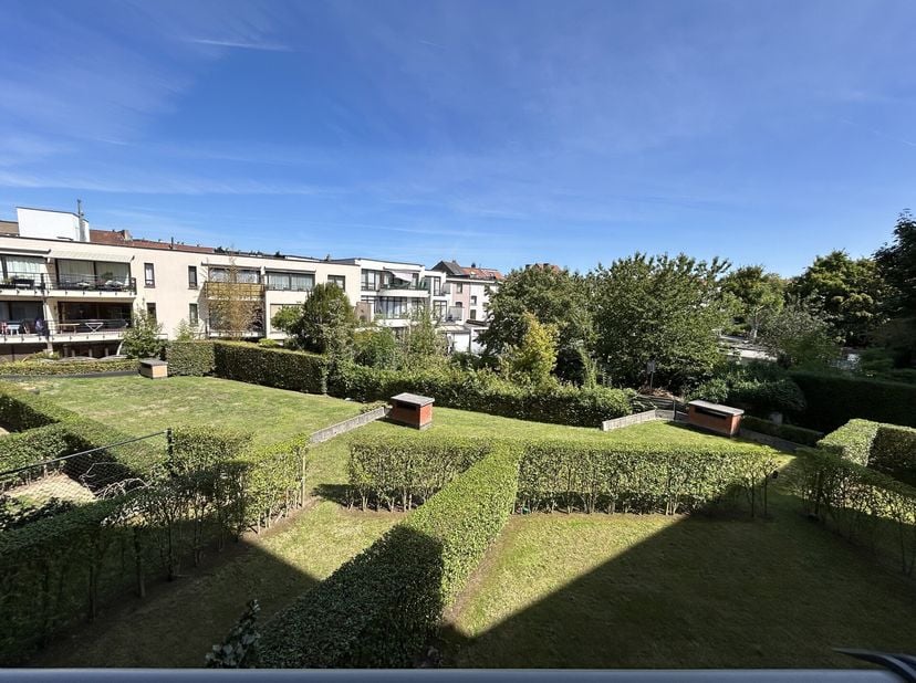 Situé sur la Place Terdelt à Schaerbeek, dans un quartier calme et verdoyant, QSPOT vous propose ce studio spacieux de 43 m² (selon le certificat PEB)