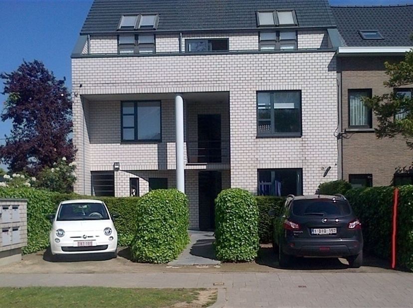 Ce studio moderne en duplex est très bien situé entre le centre d&#039;Edegem et Kontich, avec de bonnes connexions telles que les transports publics et le