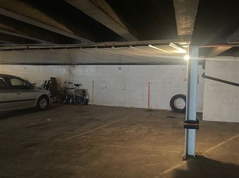 A proximité du Te Boelaer Park, nous vous proposons ces places de parking couvertes bien situées (n° 17 et 18) dans ce petit complexe de garages.&lt;br /