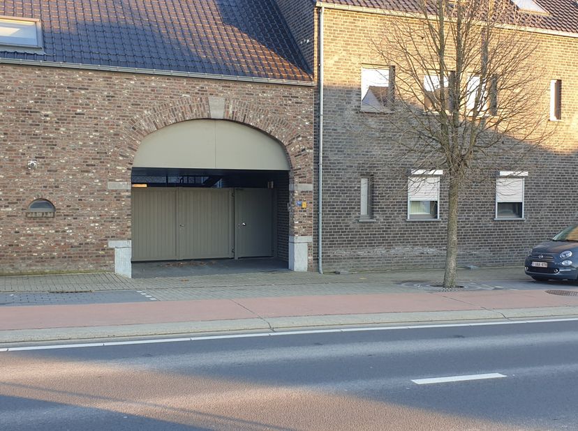 Cette belle ferme carrée de 12 unités d&#039;habitation est située au centre de Veldwezelt. Sur le côté droit du bâtiment au rez-de-chaussée nous vous prop