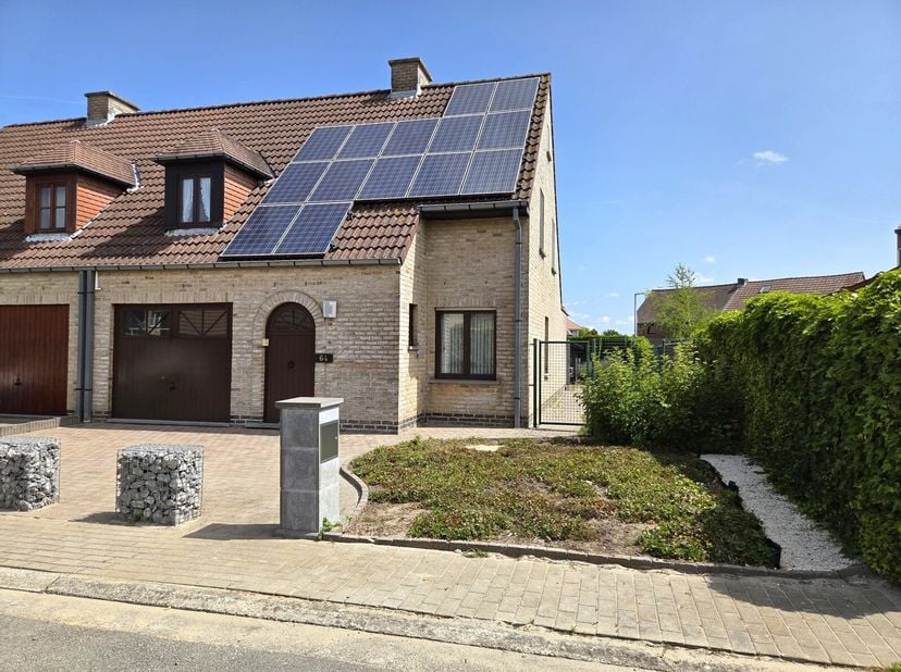 Cette maison attrayante vous offre de nombreux espaces confortables, notamment : hall d&#039;entrée, toilette séparée, séjour avec salle à manger, cuisine