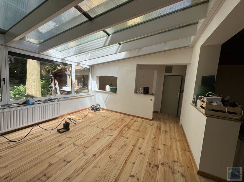 un vrai bol d&#039;air dans ce quartier tellement prisé du Chatelain, au calme, en ilot fermé, c&#039;est là que se trouve cette très belle arrière maison,  en