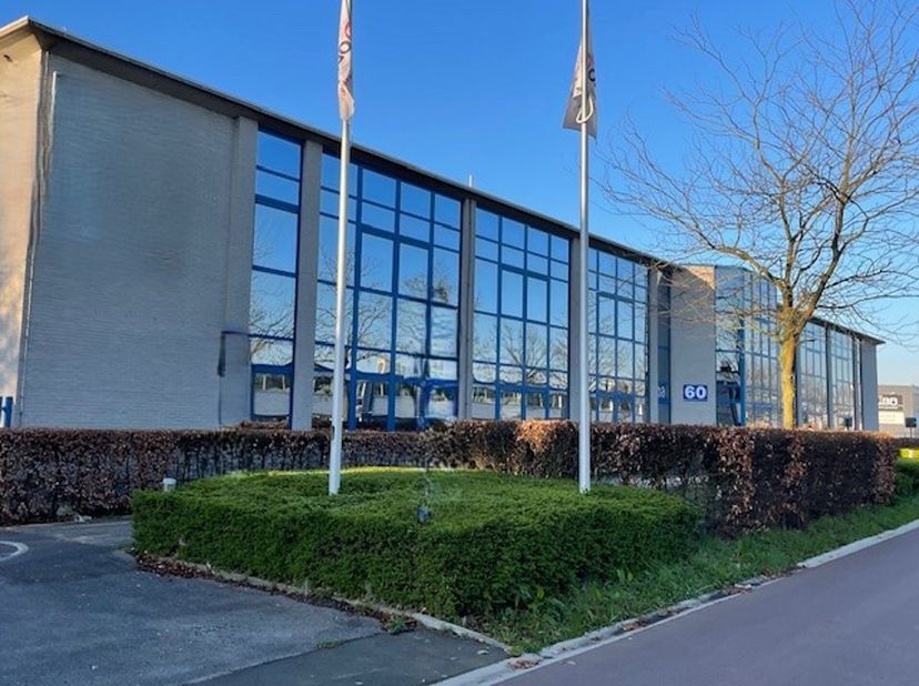 Magazijn met kantoor/showroom en laadkades te huur&lt;br /&gt;
- kantoor / showroom : 1.200m&lt;br /&gt;
- magazijn : 1.415m²&lt;br /&gt;
- mezzanine : 150m²&lt;br /&gt;
- la