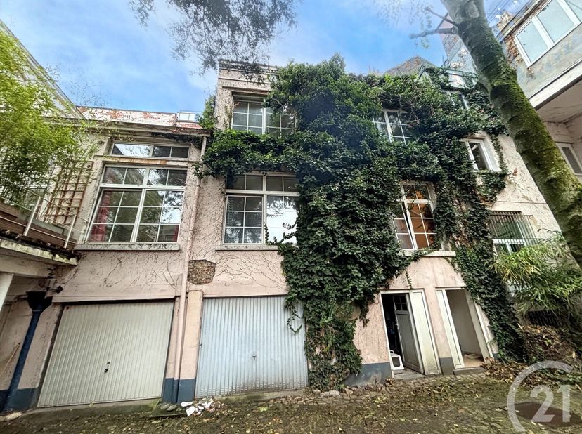 SCHAERBEEK / QUARTIER BRABANT - Charmante maison en intérieure d&#039;ilot à RENOVER (+/- 135m² selon PEB) et disposant de 2CH et bureau. Elle se compose c