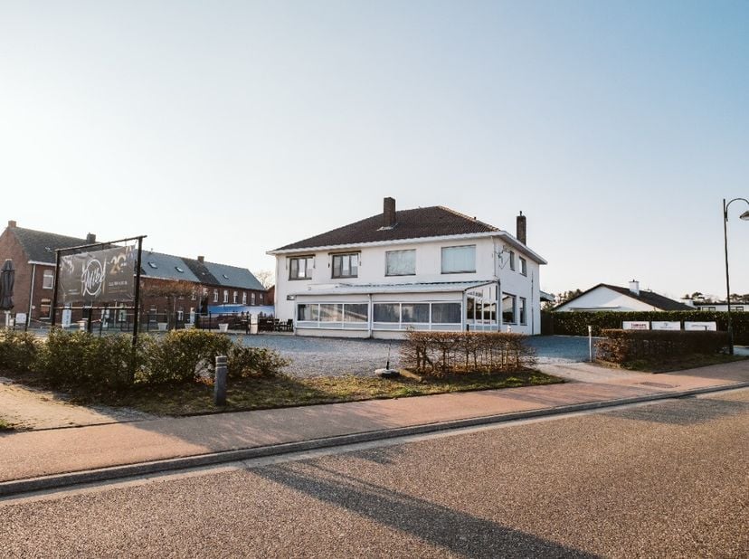 Goed draaiende horecazaak met appartement en alle voorzieningen. De horecazaak bestaat uit een combinatie van brasserie en frituur en is gelegen op ee