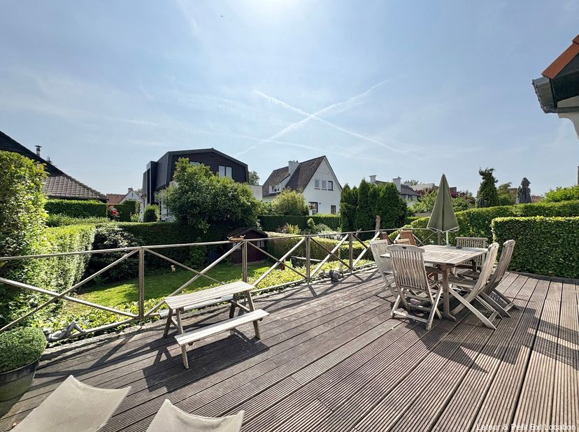 WEZEMBEEK-OPPEM  In de nabijheid van Stockel en zijn vele winkels en voorzieningen, prachtige halfopen bebouwing van 194 m² (2 slk / 1 bureau / 1 badk