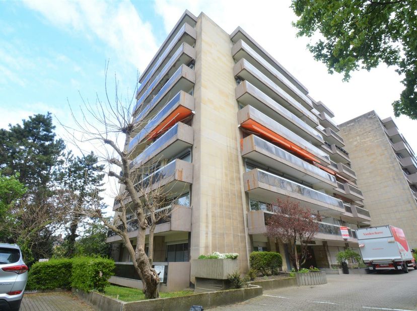**** SOUS OPTION ****&lt;br /&gt;
L&#039;Etude des propriétaires vous propose ce spacieux appartement trois chambres et deux balcons.&lt;br /&gt;
Le bien est proche de