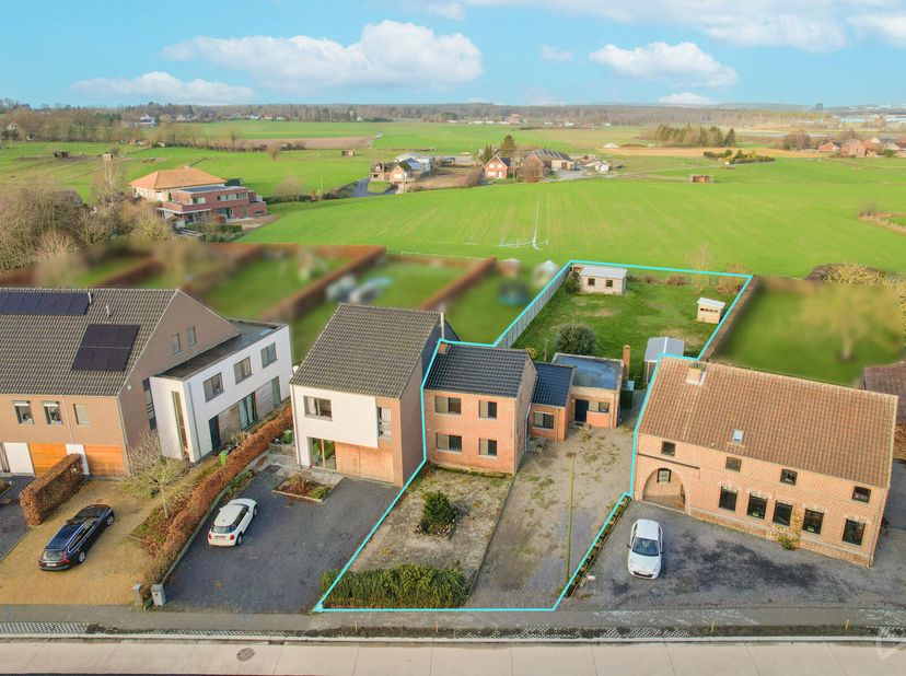 Deze woning is gelegen op een perceel van ca. 12 are nabij het centrum van Haasrode. Dankzij de centrale ligging kan je genieten van supermarkten, ond