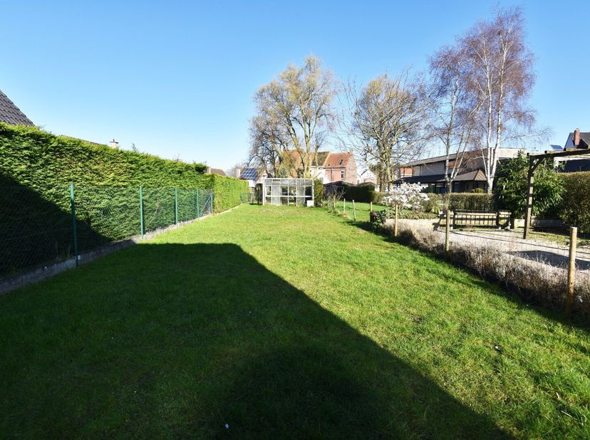 Open bebouwing op 870 m² met op het gelijkvloers inkom, woonkamer met zitplaats en eetplaats, bureau / polyvalente ruimte, keuken, berging / wasplaats