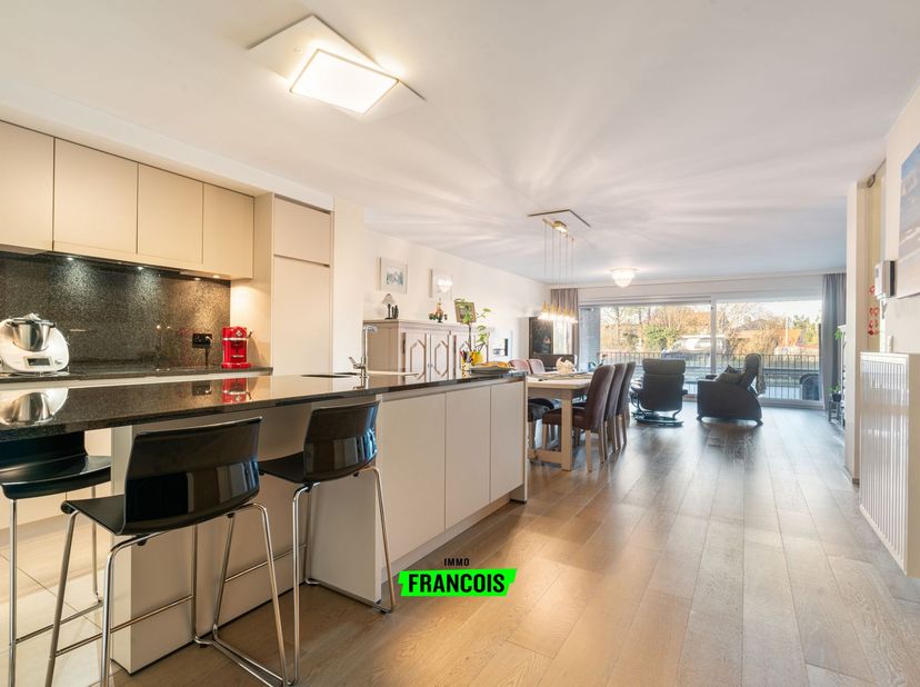 Découvrez cet appartement récent à Oudenburg, situé dans un emplacement unique avec une vue imprenable sur le Canal Plassendale-Nieuwpoort, à proximit