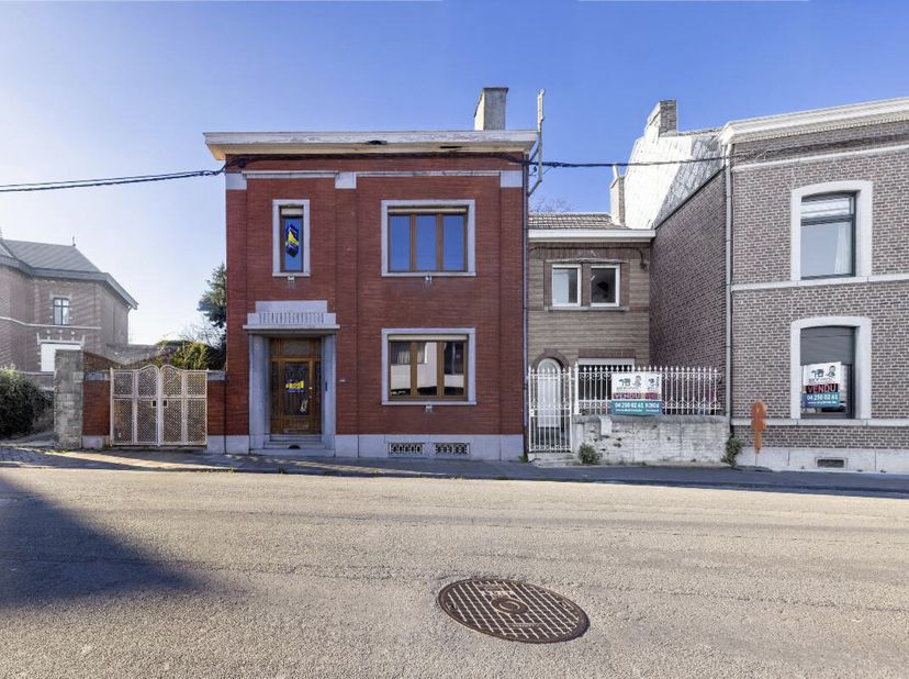 MAISON 3 FAÇADES AVEC JARDIN. &lt;br /&gt;
 &lt;br /&gt;
Maison à rafraichir datant de 1947 sur et avec terrain de 1.095m² comprenant :  &lt;br /&gt;
- au rez-de-chauss