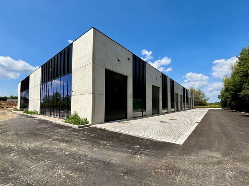 Nouveau Projet PME à louer. Très bien situé, à proximité de l&#039;A8 et à deux pas de la Centre d&#039;Enghien.&lt;br /&gt;
Plusieurs disponibilités àpd 127 m². Les
