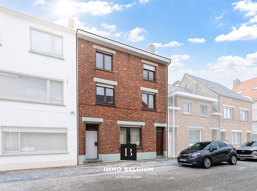 Cette maison entièrement à rénover est située dans une rue calme et peu fréquentée à Bredene, plus précisément dans la Noordzeestraat. Elle offre un h