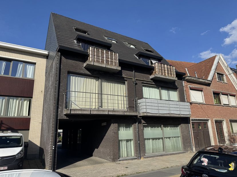 Dit recent duplex appartement bevindt zich op de tweede verdieping in een gebouw zonder lift. Op de benedenverdieping bestaat het appartement uit een