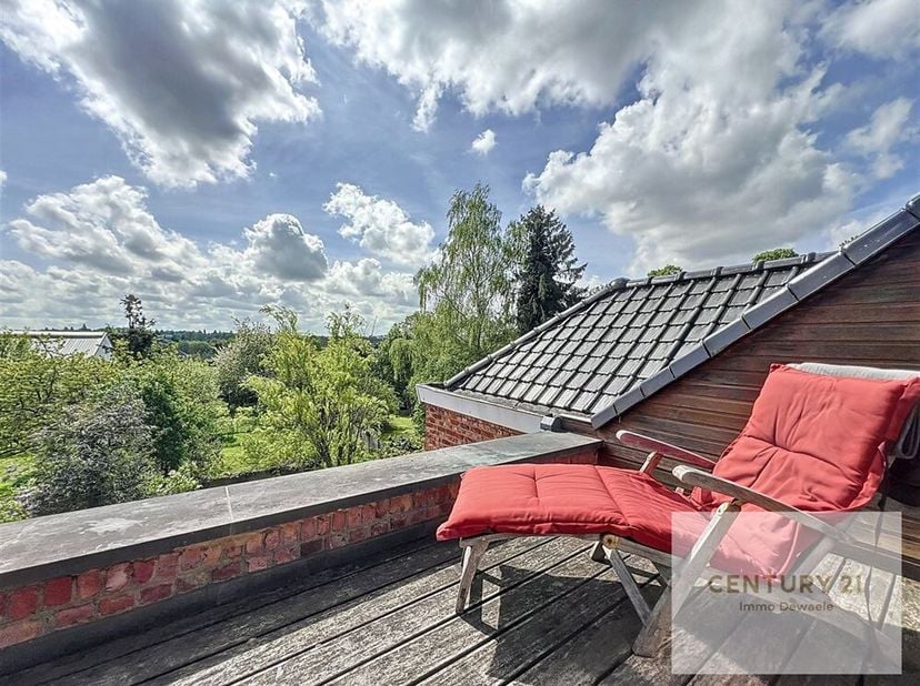 Century 21 Immo Dewaele stelt u graag deze prachtige burgerwoning met hoge plafonds voor, gelegen aan de ingang van Genappe, vlakbij het centrum en de