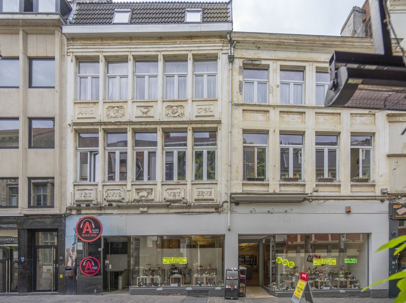 Le nom Hoogpoort figurait déjà dans les documents de la ville au XIIIe siècle et a défié les siècles. C&#039;était l&#039;une des rues les plus animées et les p