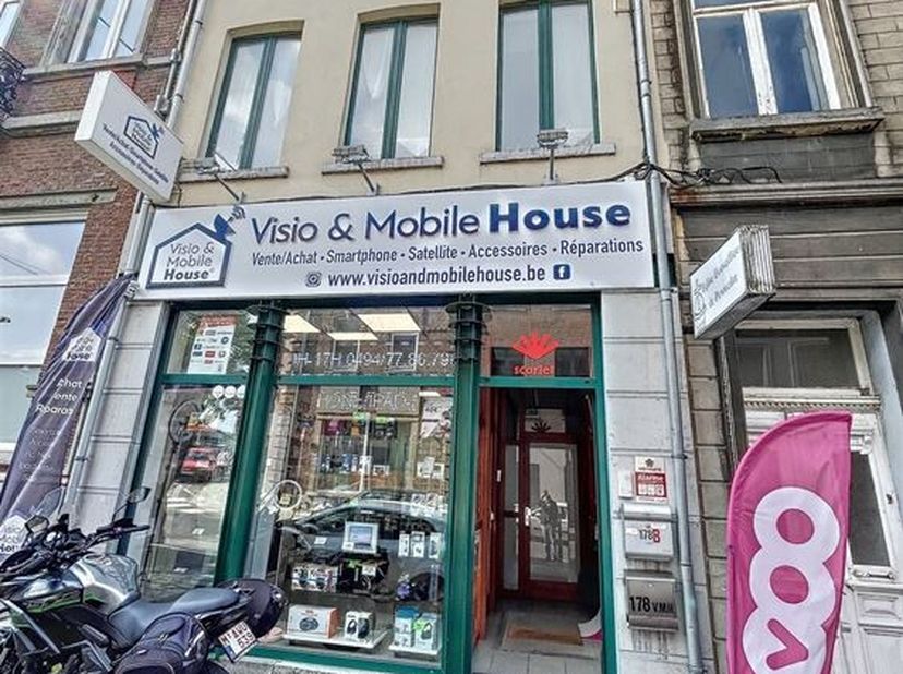 Immeuble de rapport comportant un rez commercial et un appartement-duplex, situé proche de la gare et des commerces.  Il se présente comme suit :  au