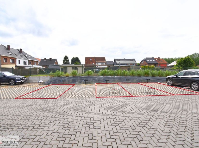 4 strategische staplaatsen te koop op de Topstraat te Sint-Pieters-Leeuw nabij de rink. Prijs per staanplaats.