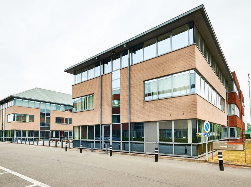 Moderne kantoorruimtes variërend van 1.246 m² tot 1.469 m², ideaal gelegen in een business park in Strombeek. Deze lichte kantoren bieden het hele jaa