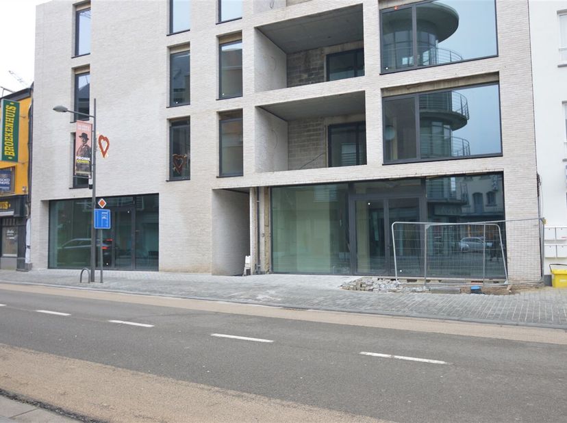 Bien professionnel à vendre
                    à 2400 Mol