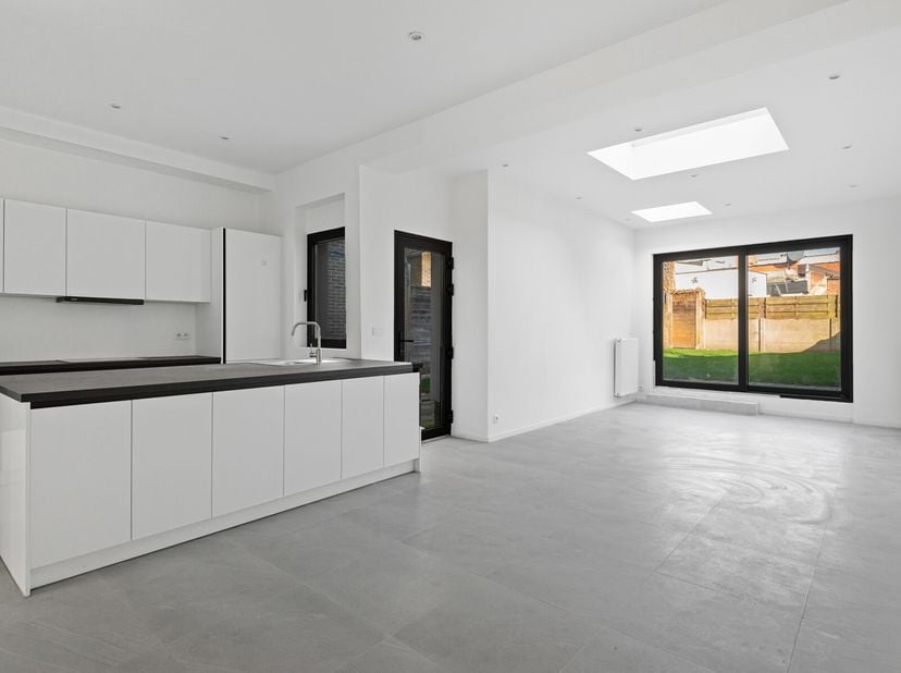 Deze prachtig gerenoveerde woning biedt alles wat u zoekt: ruimte, comfort en veel lichtinval. Met drie slaapkamers, één badkamer, één douchekamer en