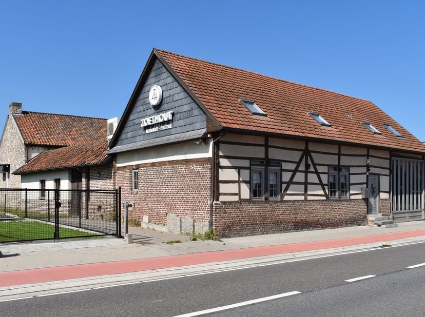 Feestzaal/restaurant gesitueerd in een karaktervol pand op een toplocatie te Wellen. Door de riante oppervlakte van zowel het pand als het terrein is