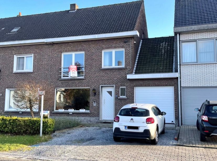 Leuke woning met 2 slaapkamers, tuin en terras, garage en oprit vooraan te huur te Waregem Gelegen op een toplocatie te Waregem (rustig, vlakbij stati