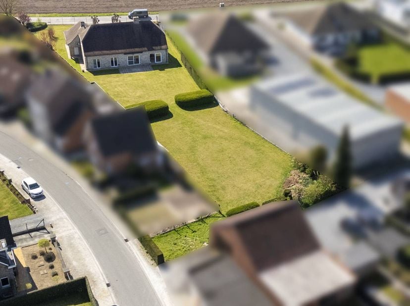 Découvrez cette belle villa qui respire la classe et la solidité, idéalement située pour ceux qui veulent concilier vie et travail. Une opportunité ab