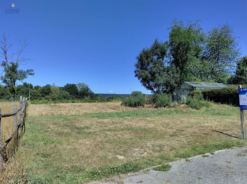 Immobilière Cosse biedt dit prachtige terrein te koop aan, ideaal gelegen in Tier de Rome, in de populaire gemeente Durbuy. Dit perceel biedt een rust