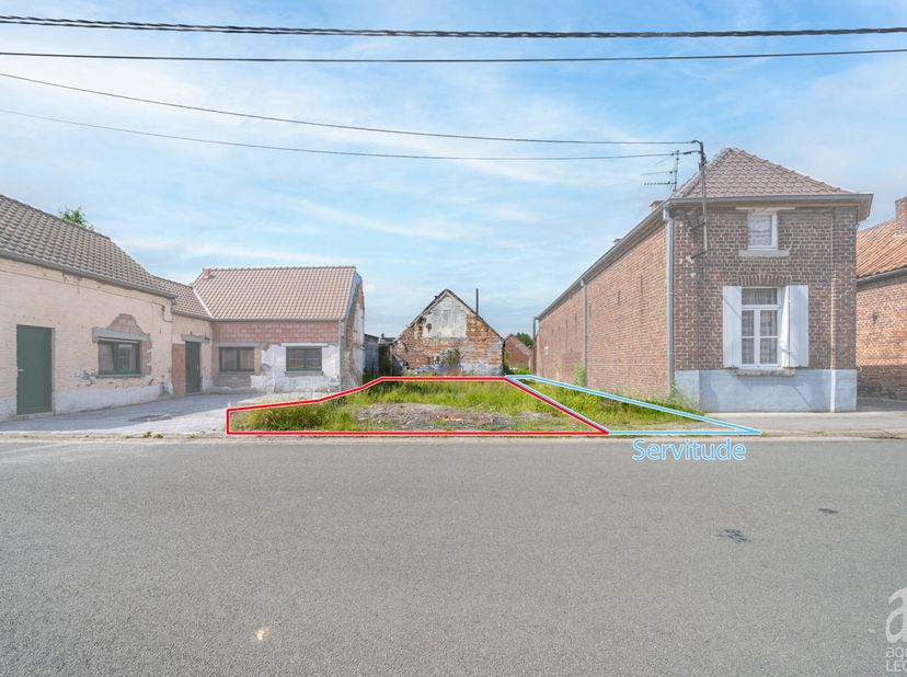 Situé au cur de la nature dans le village de Laplaigne, à proximité de la frontière et des grands axes, lAgence Leclercq vous propose ce terrain à bât