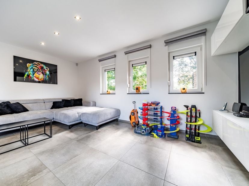 Op een rustige locatie, prachtig huis gebouwd in 2015, bestaande uitbegane grond: hal, wc, woonkamer met toegang tot eetkamer en volledig uitgeruste k