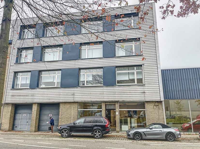 Cet immeuble de bureaux est situé à Vilvorde, sur la route de liaison entre Vilvorde et Bruxelles et à proximité des principales voies d&#039;accès et du r
