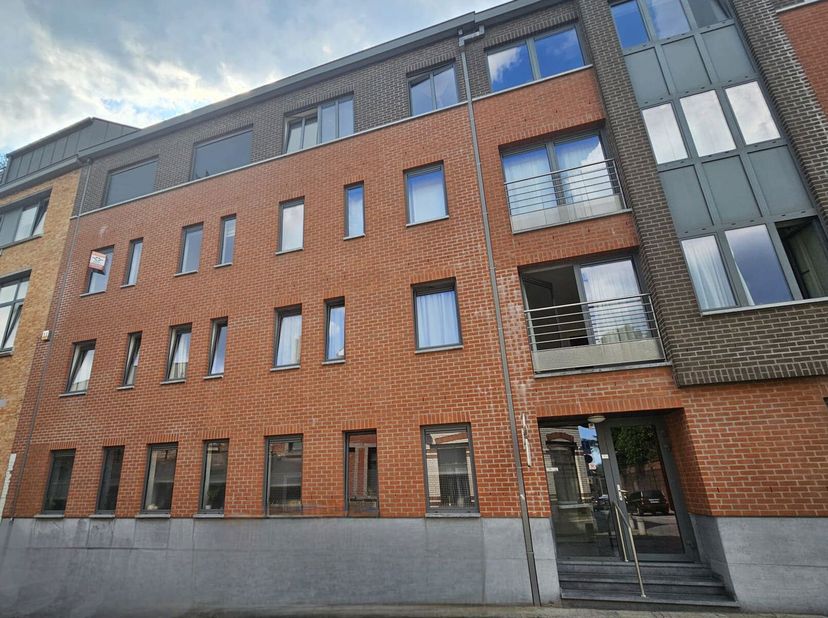 MONS, en plein centre, se trouve ce magnifique appartement deux chambres. Il est spacieux et lumineux et se compose d&#039;une grande pièce de vie, d&#039;une b