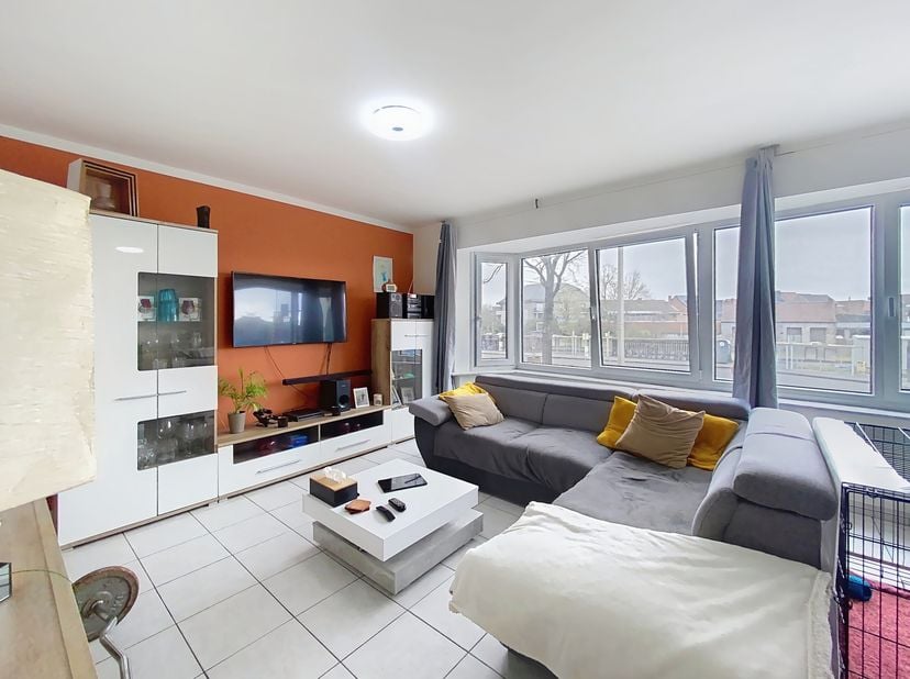 Disposition:&lt;br /&gt;
- hall d&#039;entrée spacieux&lt;br /&gt;
- toilettes séparées pour les invités&lt;br /&gt;
- espace de vie lumineux&lt;br /&gt;
- cuisine fonctionnelle&lt;b