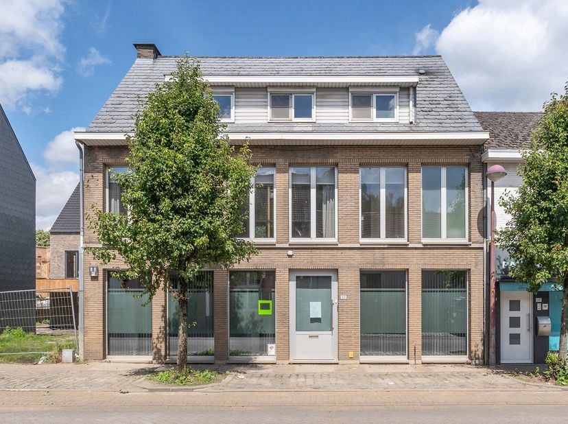 PLANNEN BESCHIKBAAR OP AANVRAAG !Ligging: Zichtlocatie met een goede verbinding naar de E313 en de omliggende gemeentes.&lt;br /&gt;
Omschrijving: Het hande