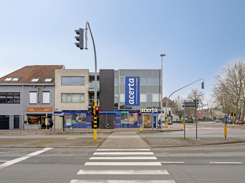 Opbrengsteigendom te koop in Kortrijk. Het gebouw is gelegen op een goede visibiliteitslocatie en heeft een vlotte verbinding naar het centrum en dive