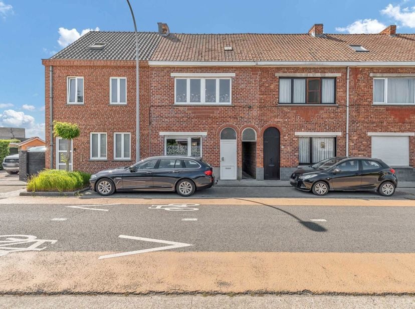 In het centrum van Deinze, op wandelafstand van winkels, scholen en recreatie, bevindt zich deze centraal gelegen gezinswoning met tal van mogelijkhed