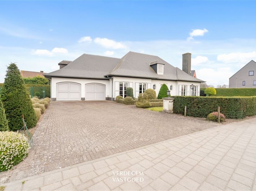 Deze prachtige villa, gelegen aan de invalswegen van Lokeren, biedt een zeldzame kans voor zowel privé als zakelijke doeleinden.&lt;br /&gt;
Met haar statig