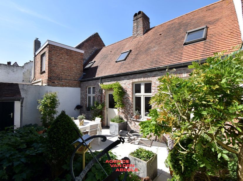 Deze authentieke woning bevindt zich in een autoluwe straat op een boogscheut van de Lange Rei te Brugge.&lt;br /&gt;
De indeling is als volgt :&lt;br /&gt;
Via d