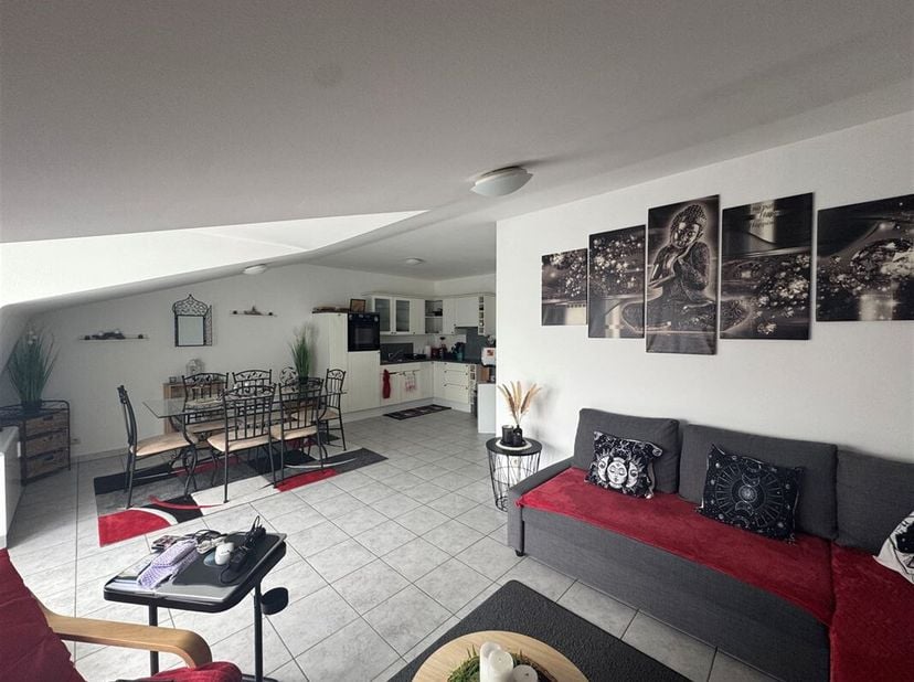 Proche du boulevard et du centre, bel appartement de 75 m² au 3ème étage d&#039;un immeuble sans ascenseur comprenant un living, une cuisine équipée, un ch