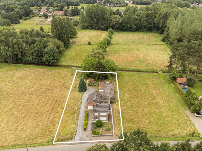 Dit prachtig gelegen bouw-/renovatieproject bevindt zich op de grens van Keerbergen en Schriek, op een boogscheut van het meer en de golf van Keerberg