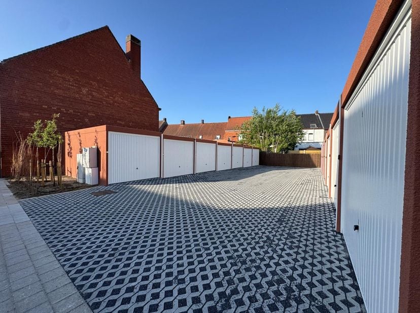 Deze prachtige nieuwbouwgarages afgewerkt in crepi genieten een unieke ligging te Tielt, dichtbij diverse winkels, het station en het nieuwe woninggeb